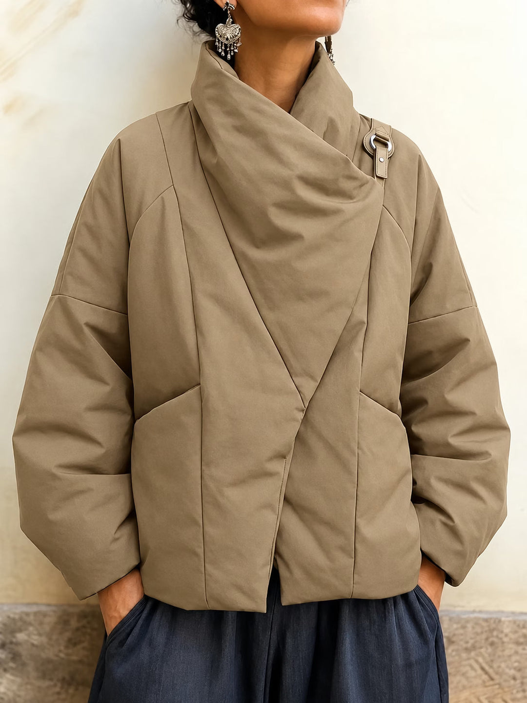 Ismena - Asymmetrische Pufferjacke mit hohem Stehkragen