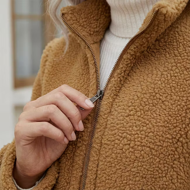 Lana - Strukturierte mittellange Jacke mit Reissverschluss