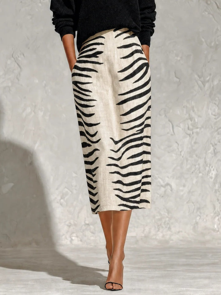 Aelyra - Zweiteiler aus Soft-Touch-Strickpullover und Leinen-Midirock mit Zebra-Print