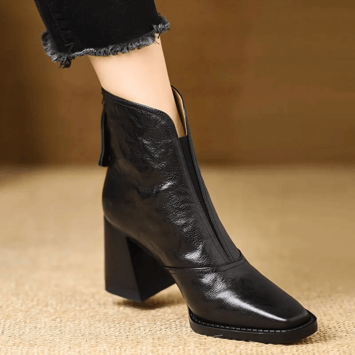 Zora - Skulpturale Mid-Heel-Stiefelette
